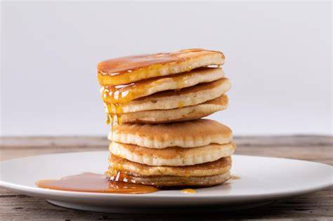 Stapel goldbrauner Pfannkuchen mit Vanillezucker