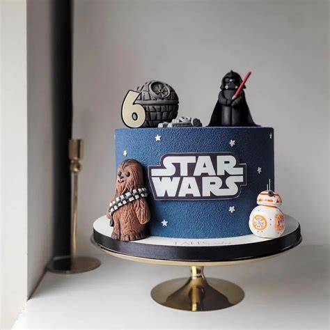 Star Wars Kuchen mit Fondant und essbarer Deko auf Geburtstagstisch