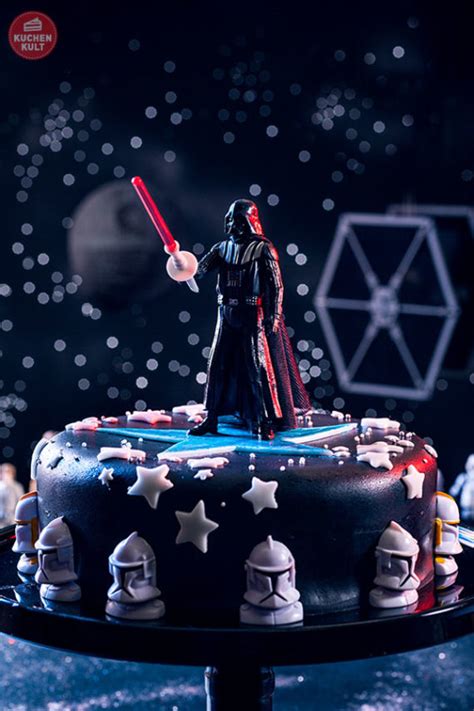 Star Wars Schoko Torte - Fondant-Dekoration mit Lichtschwertern