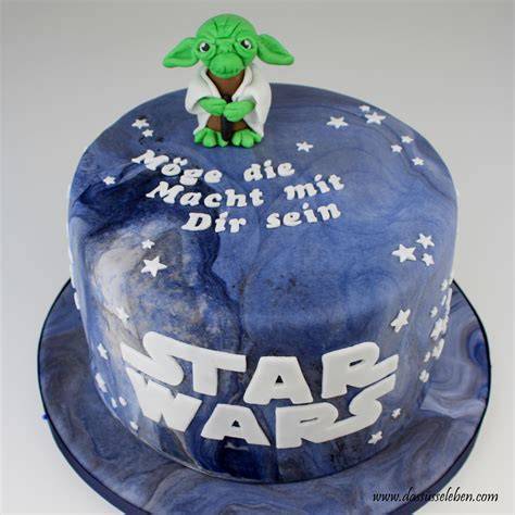 Star Wars Schriftzug aus Fondant auf der Torte