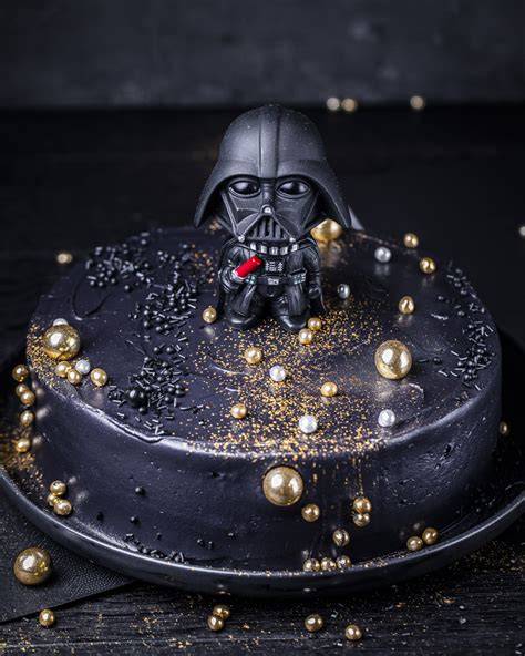Star Wars Torte mit Darth Vader Motiv und Fondant-Deko