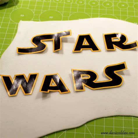 Star Wars Torte mit Laserschwert und Schriftzug aus gelbem Fondant