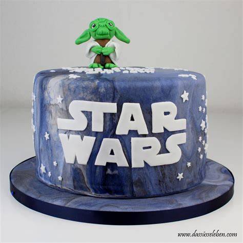 Star Wars Torte mit Schriftzug und Figuren