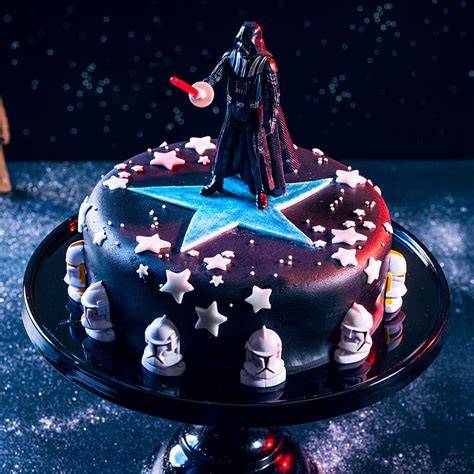 Star Wars Torte mit schwarzem Fondant und Glitzer