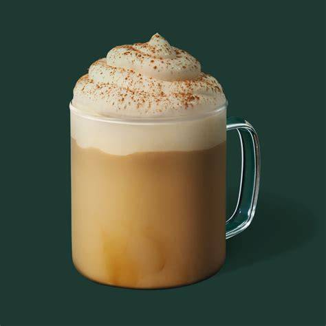 Starbucks Lebkuchen Latte im Becher vor winterlicher Kulisse