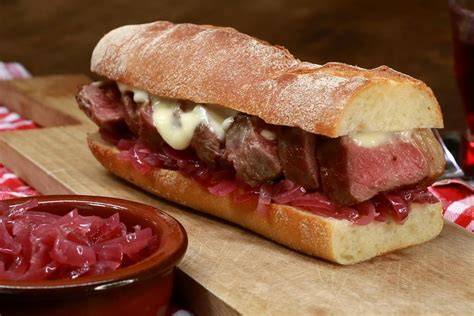 Steak Sandwich mit Brie und Zwiebelmarmelade