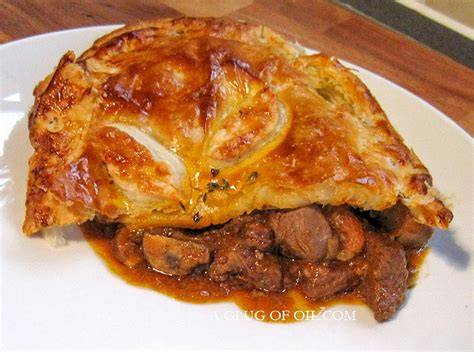 Steak and Kidney Pie mit goldenem Blätterteigdeckel