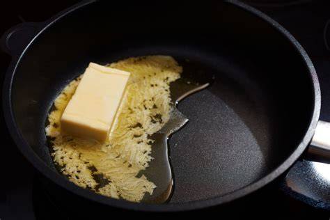 Steak in gusseiserner Pfanne mit geschmolzener Butter