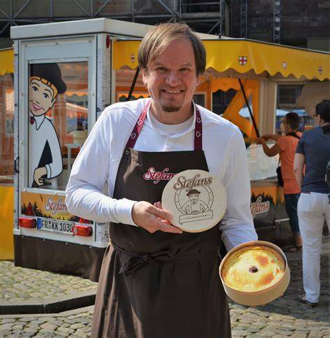 Stefans Käsekuchen, traditionell zubereitet und serviert auf dem Freiburger Münstermarkt