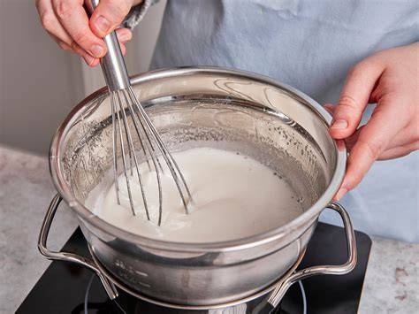 Steifes Eiweiß unter dem Schneebesen, glänzende Meringue-Masse