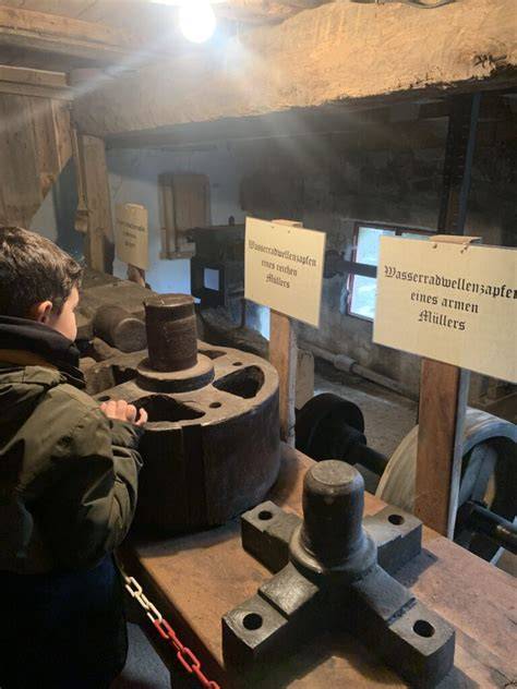 Steinmühle und Röstmaschine in der Produktion