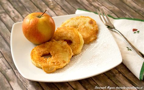 Steirische Apfelkrapfen beim Ausbacken