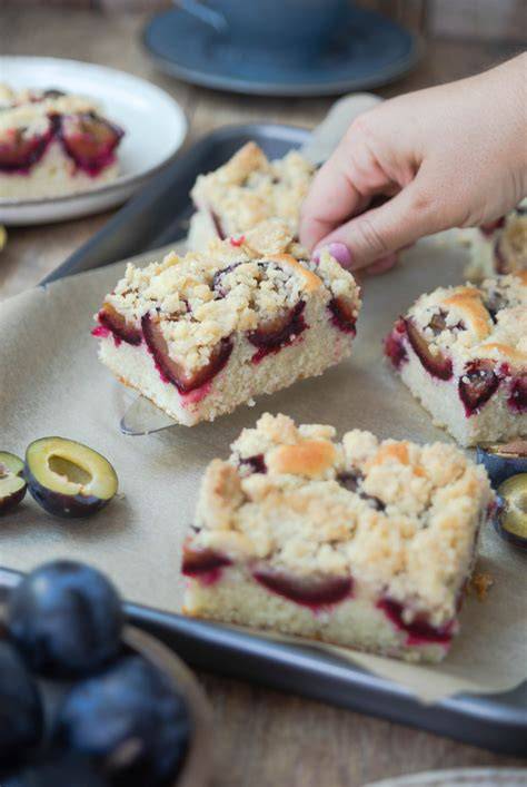 Step-Foto: Rührteig auf Blech, Pudding verstreichen, Früchte belegen, Streusel streuen