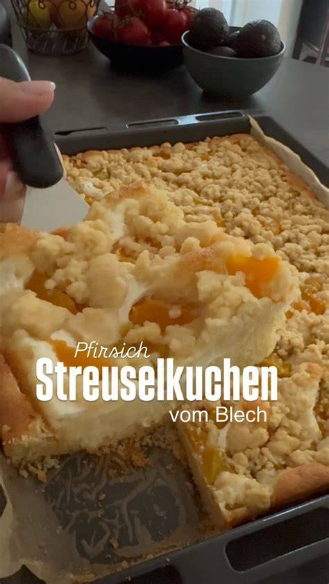 Step-Foto-Collage: Pfirsiche schneiden, Teig rühren, Teig aufs Blech, gebackener Kuchen