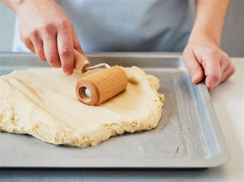 Step-by-Step: Ausrollen, Füllen, Streuseln, Backen - Fotocollage