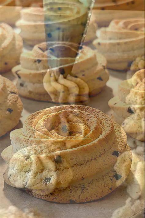 Step-by-Step Bilder von der Zubereitung: Rühren, Füllen, Backen, Verzieren