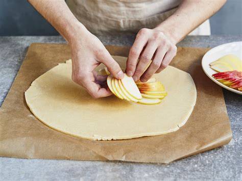 Step-by-Step Fotostrecke: Apfel vorbereiten, Teig rühren, belegen, backen