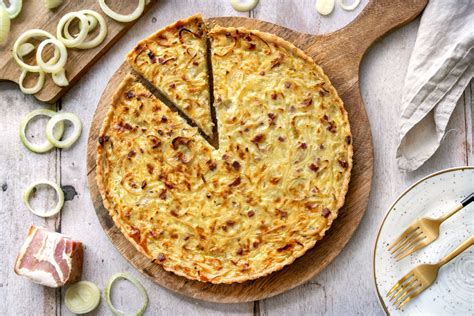 Step-by-Step Infografik: Zwiebelkuchen Teig, Belag und Backen