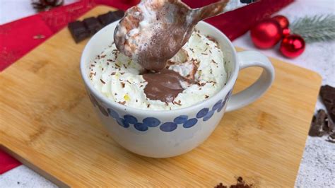 Step-by-Step Zubereitung von heißer Schokolade mit Sahne