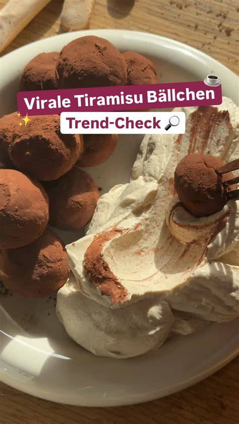 Step-by-Step-Fotos: Biskuit zupfen, Creme unterheben, Kugeln wälzen