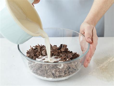 Step-by-Step-Fotos: Zebramuster im 28-cm-Teig gießen (Schoko und hell)