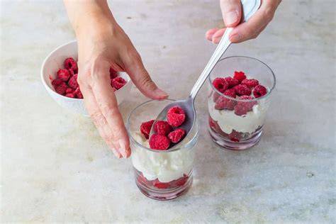 Step-by-step: Schichten im Glas (Himbeeren, Creme, Baiser)