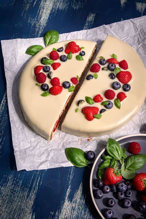 Step-by-step: Weiße Sachertorte schneiden und füllen