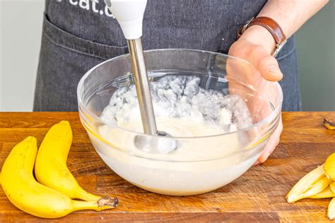 Step-by-step Fotos: Bananen pürieren, Trockenfrüchte schneiden, Masse andrücken