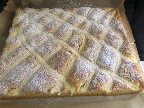 Steppdeckenkuchen geschnitten mit sichtbaren Quarktaschen