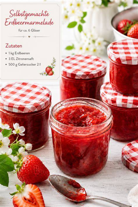 Sterile Einmachgläser mit frisch abgefüllter Zwetschken-Marillen Marmelade