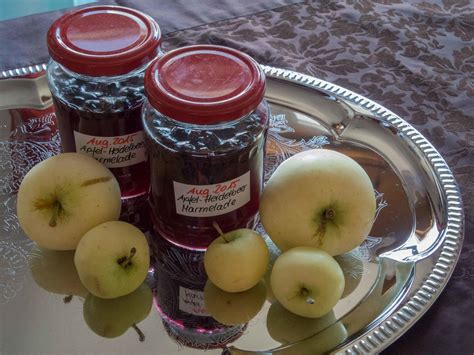 Sterile Marmeladengläser mit frisch gefüllter Schlehe Apfel Marmelade