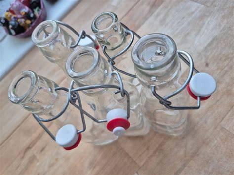 Sterilisierte Bügelflaschen mit Sirup
