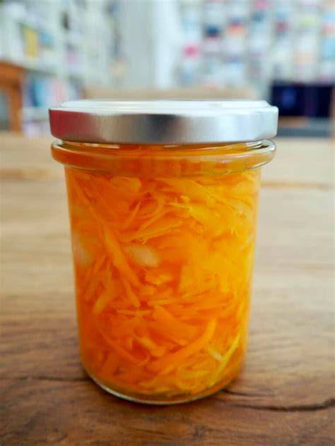Sterilisierte Einmachgläser mit Karottensalat