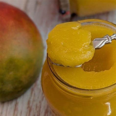 Sterilisierte Einmachgläser und aufgeschnittene Mango