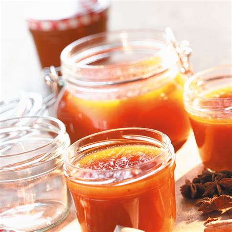 Sterilisierte Gläser mit frischer Stachelbeer-Vanille Marmelade
