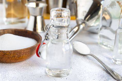 Sterilisierte Glasflaschen mit selbstgemachtem Zuckersirup