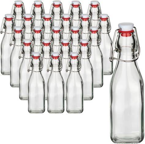 Sterilisierte Glasflaschen und heiß eingefüllter Sirup