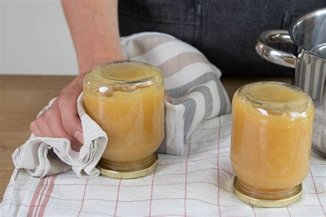 Sterilisierte Marmeladengläser auf einem Handtuch