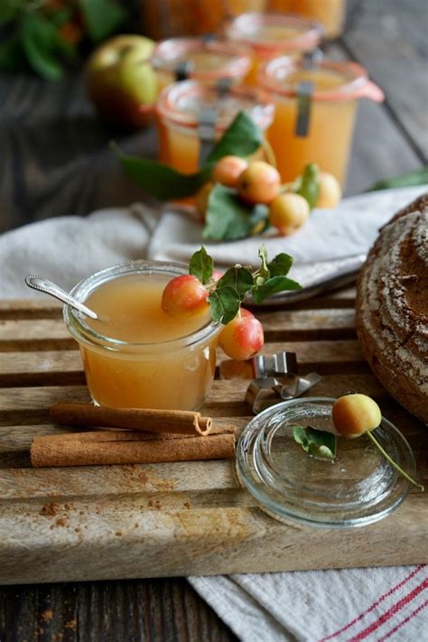 Sterilisierte Marmeladengläser mit Apfel Gewürz Marmelade