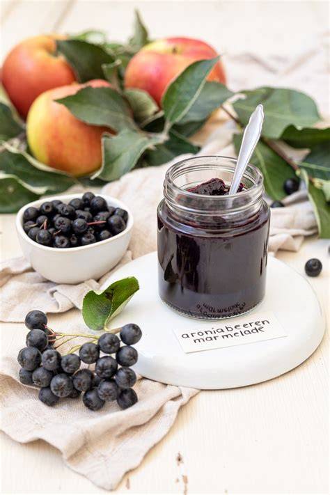 Sterilisierte Marmeladengläser mit Aronia-Apfel-Marmelade