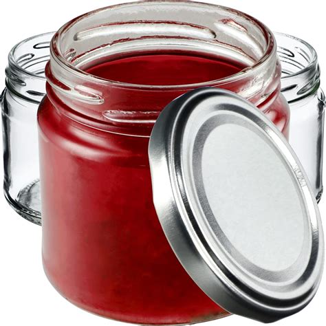 Sterilisierte Marmeladengläser und Gelierzucker