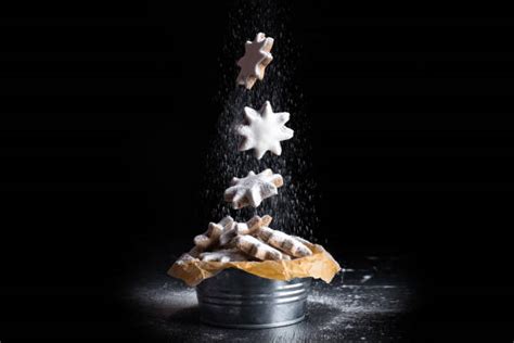 Stern-Kekse mit Nuss-Topping und Puderzucker
