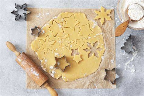 Sterne aus Ausstechplätzchen zur Kuchendekoration
