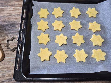 Sterne aus Polenta auf Backpapier, goldbraun gebacken