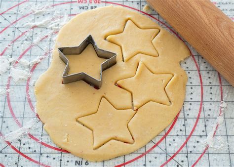 Sterne aus dem Teig ausstechen und aufs Backblech legen