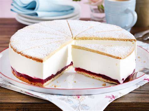 Sternenzauber-Käse-Sahne-Torte mit Preiselbeeren und Sternen-Deko