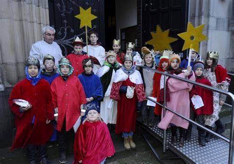 Sternsinger unterwegs mit Stern und Krone