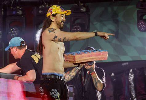 Steve Aoki wirft Torten bei einer Live-Show