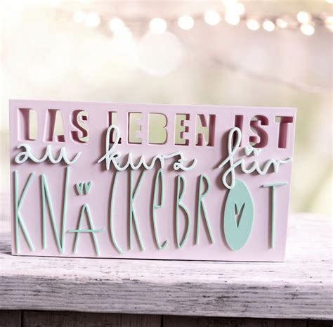 Sticker mit Aufschrift „Das Leben ist zu kurz für Knäckebrot“ auf Laptop