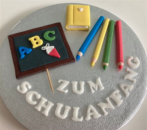 Stifte und Schultüten als Tortendekoration